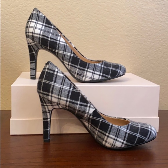 NWOT Kelly & Katie Black and White heels - Picture 1 of 9